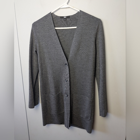 Uniqlo Sweaters - UNIQLO Women Gray Cardigan Size Small Long Sleeves 2 Front Pockets 44% Wool